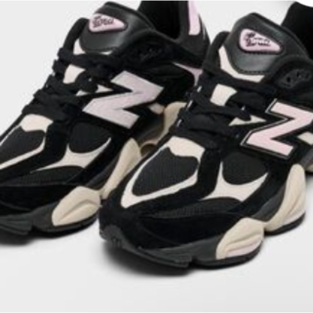New Balance Women's Sneakers in Black and light pink